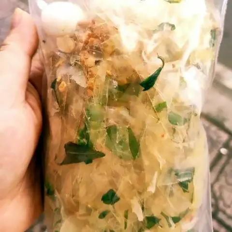 Hình ảnh Bánh tráng mỡ hành trứng cút lòng đào