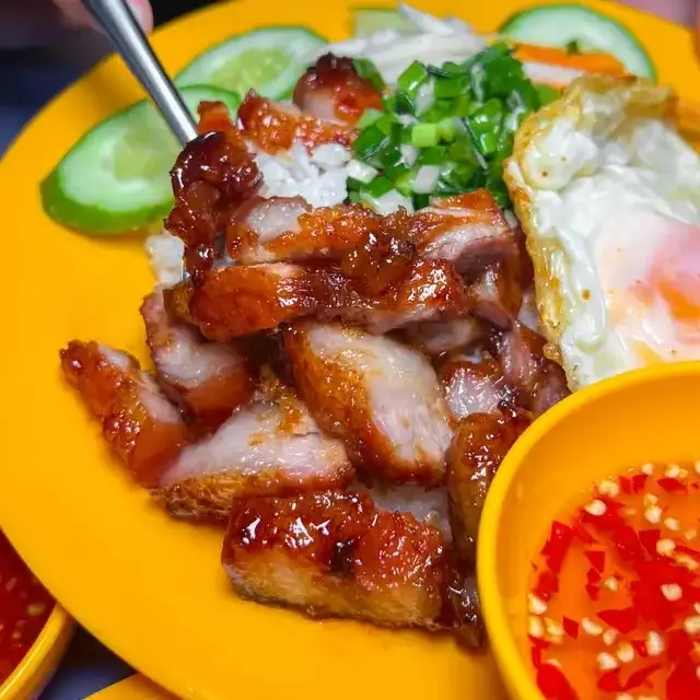 Hình ảnh Cơm Tấm Thịt Nướng + Trứng Ốp La 