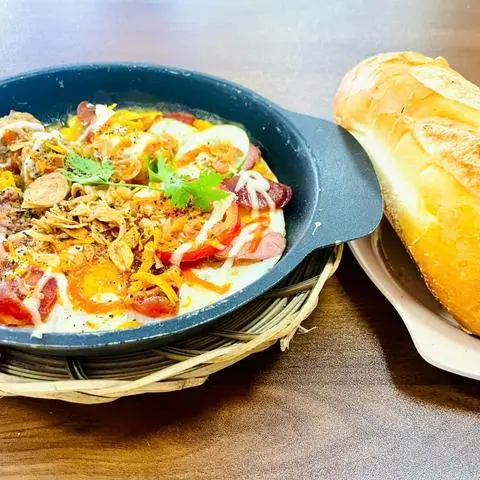 Hình ảnh Combo bánh mì chảo sốt trứng muối - trà nho
