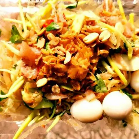 Hình ảnh Bánh tráng trộn tré trứng cút lòng đào