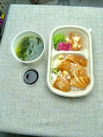 Hình ảnh Set cơm cá hồi ngâm