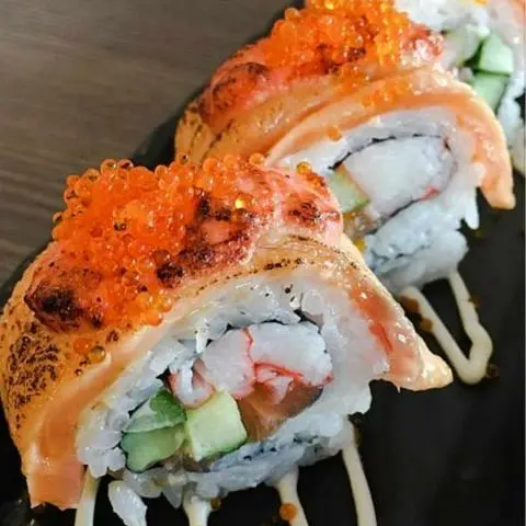 Hình ảnh Roll Aburi Salmon (Cuộn Cá Hồi Nướng Tái với Trứng Tôm)
