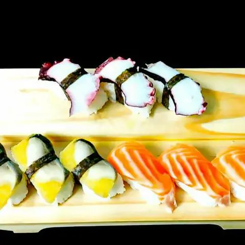 Hình ảnh Combo sushi 4 E4