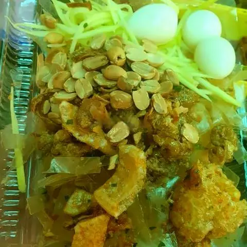 Hình ảnh Bánh tráng trộn da heo tóp mỡ trứng cút lòng đào