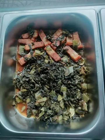 Hình ảnh heo quay kho cải chua 