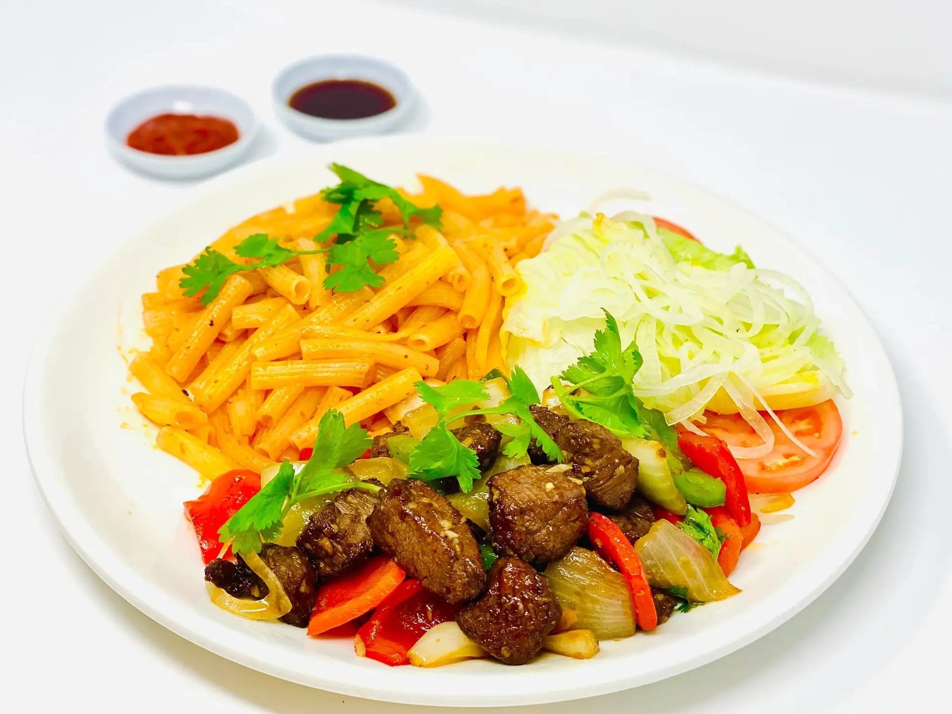 Hình ảnh Nui xào bò lúc lắc 