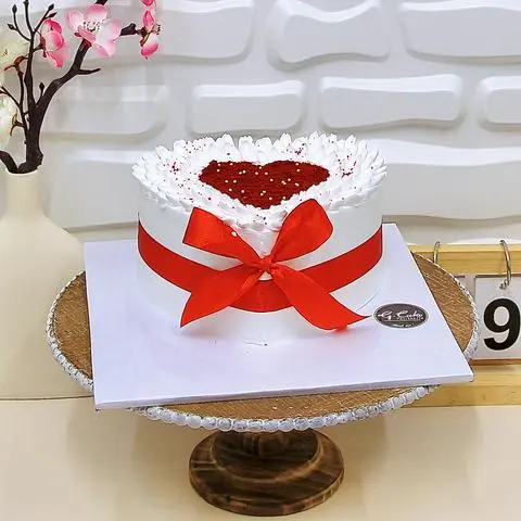 Hình ảnh Bánh Kem Sinh Nhật Bơ NewZealand Trái Tim Nơ Đỏ Sang Trọng