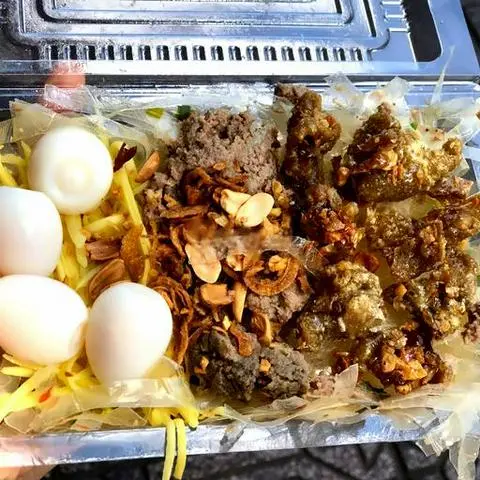Hình ảnh Bánh tráng trộn pate da gà rim trứng cút lòng đào
