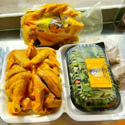 Hình ảnh Gà Ủ Muối Hoa Tiêu Nguyên Con Có Đầu Đặc Biệt ( không chặt )