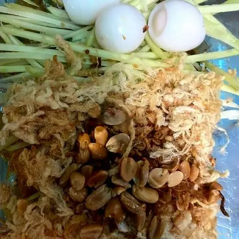 Hình ảnh Bánh tráng chà bông trứng cút lòng đào