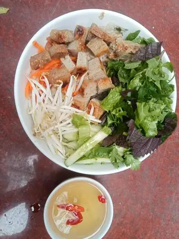 Hình ảnh Bún trộn nem nướng - nem rán