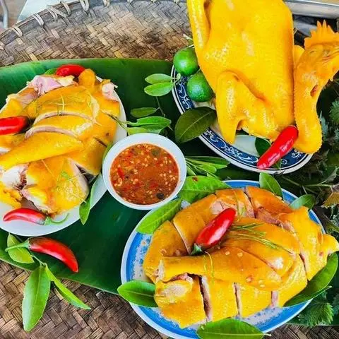 Hình ảnh 2 con gà ủ muối hoa tiêu Chặt Sẵn + sốt chấm dưa leo đồ chua ăn kèm
