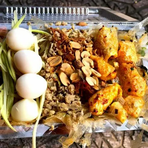 Hình ảnh Bánh tráng trộn da heo thịt xay trứng cút lòng đào
