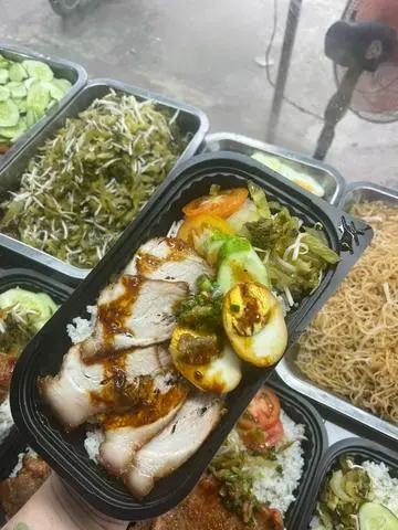 Hình ảnh Cơm thịt khìa nước dừa 