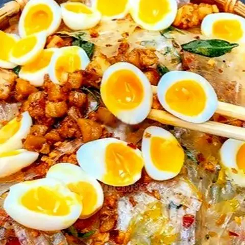 Hình ảnh Bánh tráng trộn da gà trứng cút lòng đào