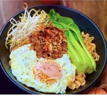 Hình ảnh Mì trộn trứng sốt thịt bằm