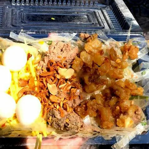 Hình ảnh Bánh tráng trộn pate tóp mỡ trứng cút lòng đào
