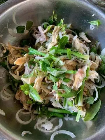 Hình ảnh Gà tre trộn hành tây rau răm nguyên con