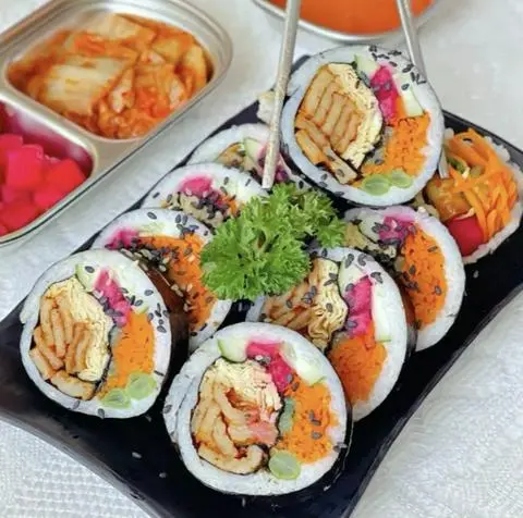 Hình ảnh Gimbap chả cá sốt cay