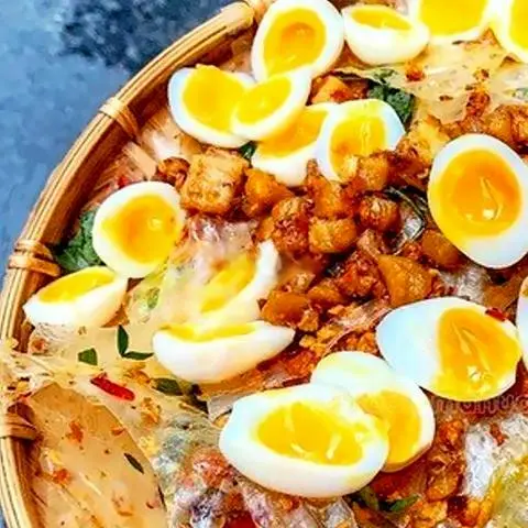 Hình ảnh Bánh tráng trộn tóp mỡ trứng cút lòng đào