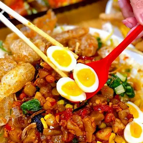 Hình ảnh Bánh tráng trộn da gà rim thịt xay trứng cút lòng đào