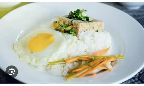 Hình ảnh Cớm tấm chả + trứng ốp la