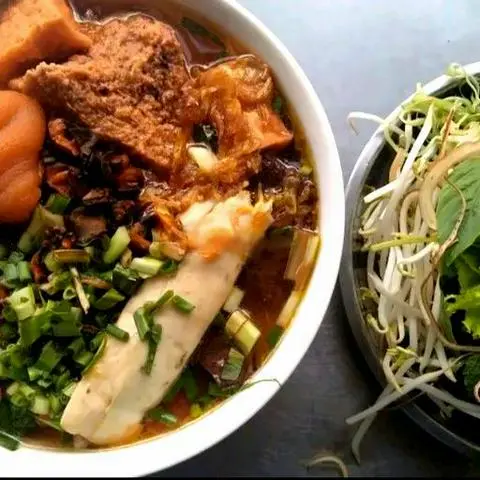 Hình ảnh Combo: Canh bún giò chả cua ốc + 1 Trà chanh size M