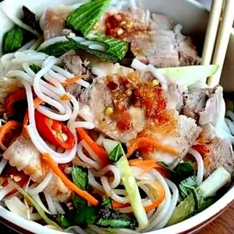 Hình ảnh Bún mắm nên thịt luộc - lỗ tai heo