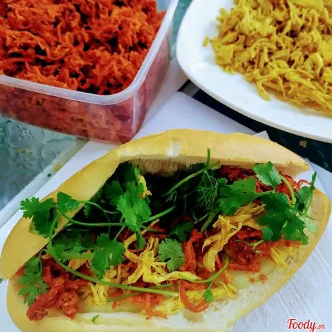 Hình ảnh Bánh Mì Gà Xé Ngũ Vị + Bò Khô