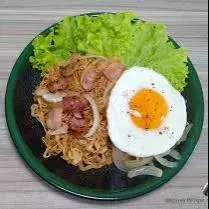 Hình ảnh Mì Xào Trứng + 1 ly nước