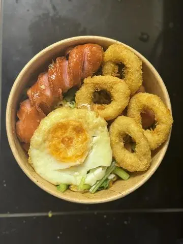 Hình ảnh mì siu kay 4 gà vòng xúc xích trứng