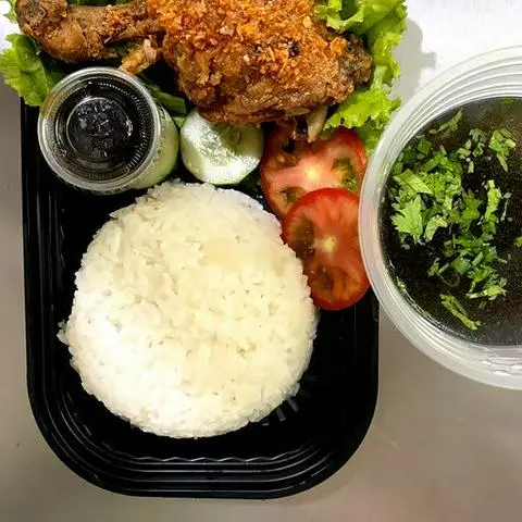 Hình ảnh Cơm gà tắm mắm tỏi