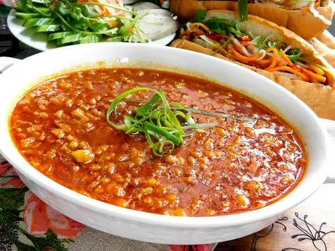 Hình ảnh Bánh mì + Nước sốt + Rau ( ăn Kiêng)