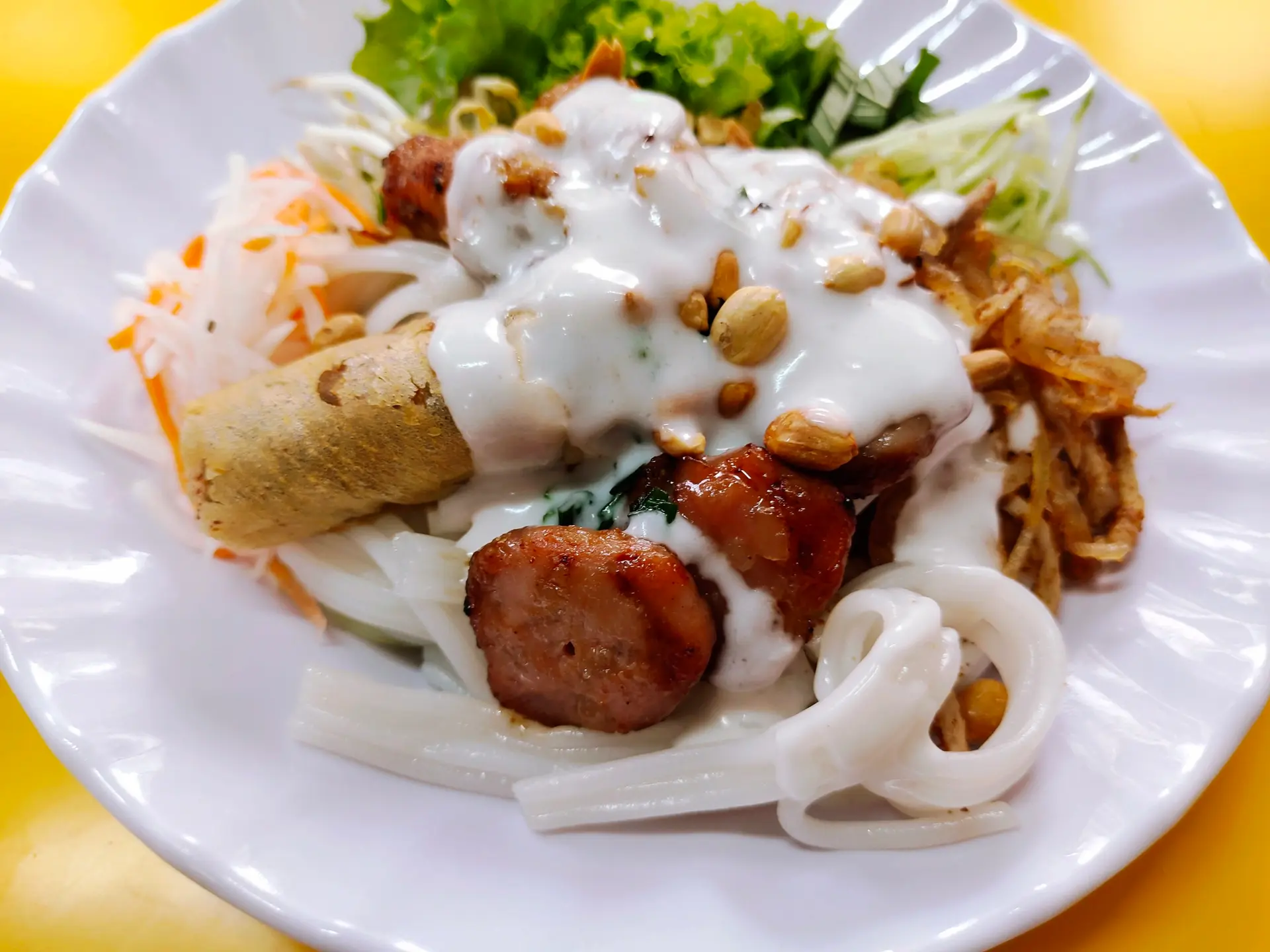 Hình ảnh Bánh tằm bì đầy đủ thịt, nem, chả giò, bì, cốt dừa, full topping