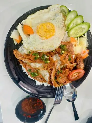 Hình ảnh Cơm sườn ốp la