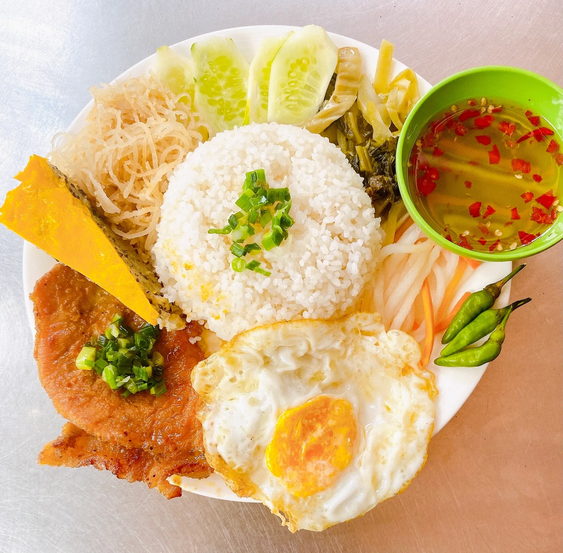 Hình ảnh Cơm Tấm Sườn Bì Trứng Chả