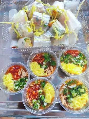 Hình ảnh bánh tráng phơi sương cuốn - chấm sốt me bơ 