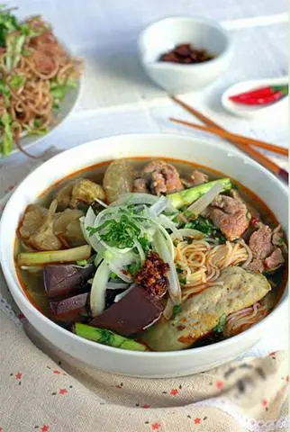 Hình ảnh Bún bò Huế tái nạm chả