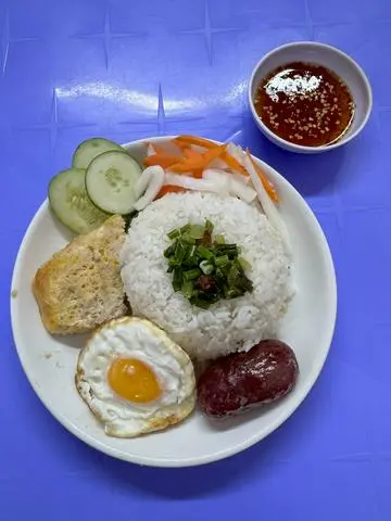 Hình ảnh Cơm Chả Trứng Lạp Xưởng