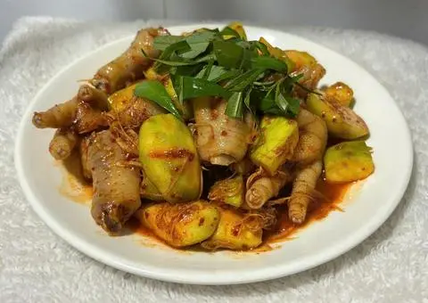 Hình ảnh Chân gà có xương sốt thái