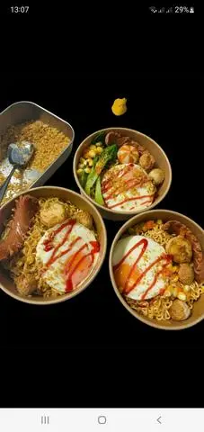 Hình ảnh Mì Trộn Trứng Xúc Xích Cá Viên