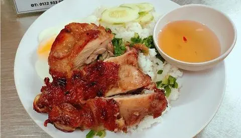 Hình ảnh Cơm Gà Sa Tế Nướng Lu