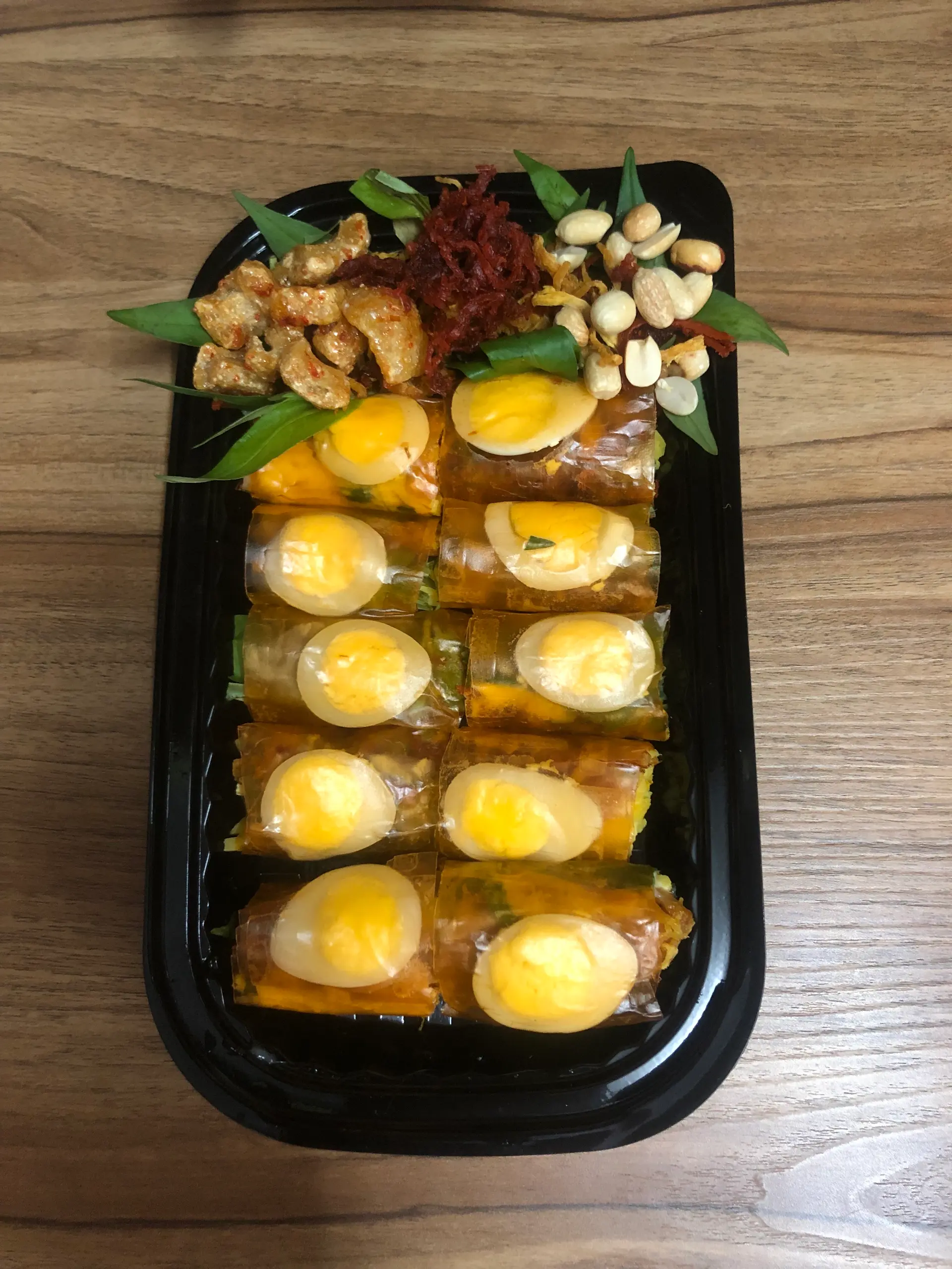 Hình ảnh Bánh tráng cuốn bơ tóp mỡ khô bò đậu phộng 