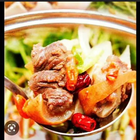 Hình ảnh Lẩu Đuôi+ nạm bò + bắp bò  lớn 