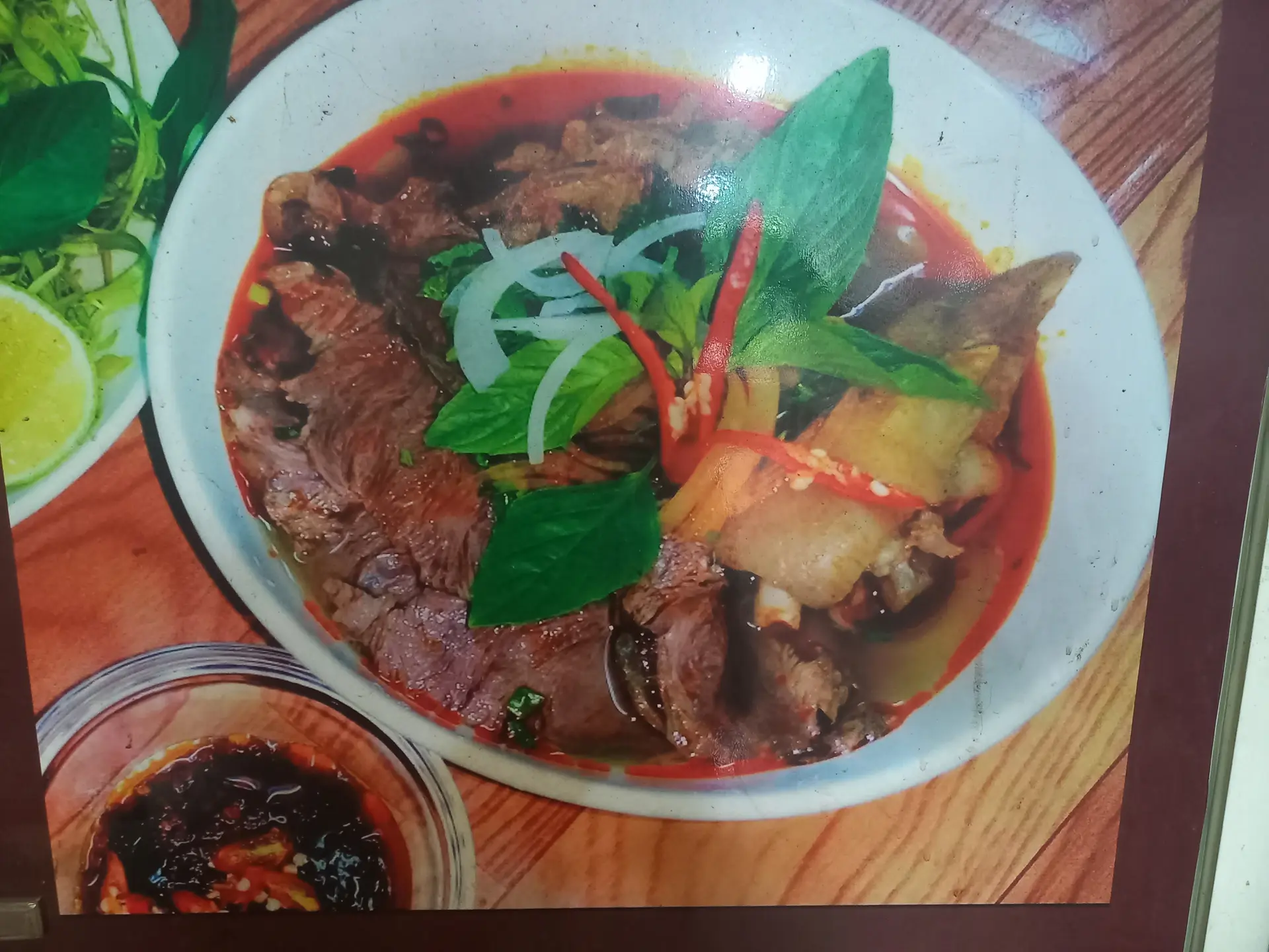 Hình ảnh bún bò tái ,giò heo 