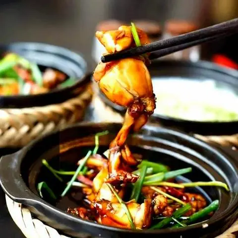 Hình ảnh Cháo hương hành - Ếch kho Singapore sả 1 con