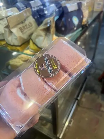 Hình ảnh bông lan dâu cuộn kem