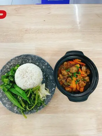 Hình ảnh Cơm nấm rơm kho thập cẩm