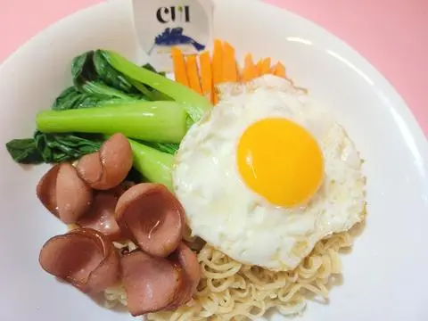 Hình ảnh Mì Trộn ốp la , xúc xích