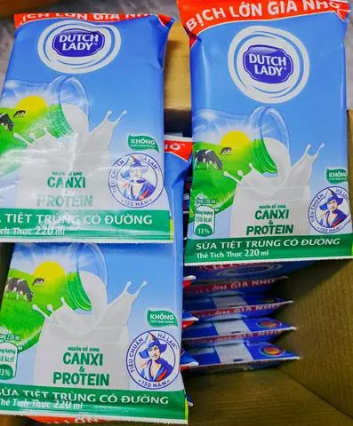 Hình ảnh Sữa Bịch Dutch Lady Cô Gái Hà Lan Có Đường 220ml, Sữa Tiệt Trùng Bịch To Thơm Ngon